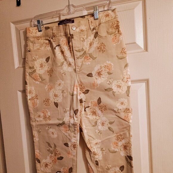 Gloria Vanderbilt Amanda Denim Tan Floral Capris, Sz 10, High Rise, New - Picture 1 of 4